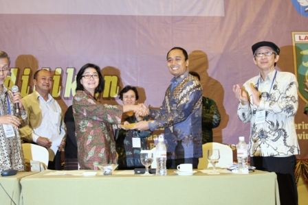 Putu Rudana bersalaman dengan mantan ketua umum AMI, Retno Sulistyaningsih. (foto.dok.DESTAR)